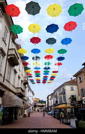 Chiasso, Schweiz viele bunte Schirme hängen in der Fußgängerzone von Chiasso Stockfoto