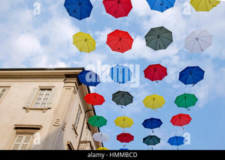 Chiasso, Schweiz viele bunte Schirme hängen in der Fußgängerzone von Chiasso Stockfoto