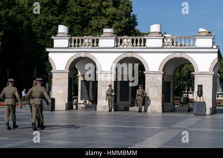 Soldaten als Teil der Wachablösung des Bataillons Vertreter der polnischeArmee, Rückkehr in die Kaserne am Grab des entlastet die Stockfoto