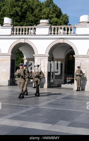 Soldaten als Teil der Wachablösung des Bataillons Vertreter der polnischeArmee, Rückkehr in die Kaserne am Grab des entlastet die Stockfoto