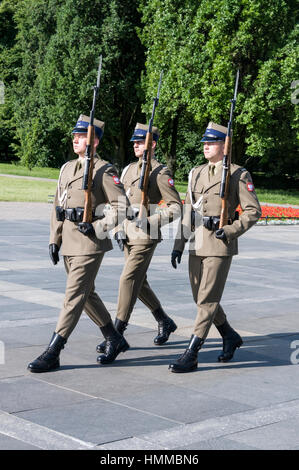 Soldaten als Teil der Wachablösung des Bataillons Vertreter der polnischeArmee, Rückkehr in die Kaserne am Grab des entlastet die Stockfoto