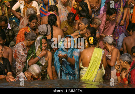 Frauen beim Gebet in den Fluss Ganges in Varanasi während des Kartik Purnima Festivals in Indien Stockfoto