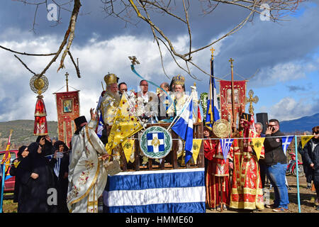 Griechenland und feierte dieses Jahr das große Fest der Erscheinung des Herrn in Korinth für diejenigen, die dem Julianischen Kalender (alt), Donnerstag, 19. Januar 2017 folgen. Stockfoto