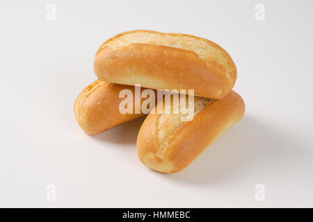 drei gebackene frisch Mini-Baguettes auf weißem Hintergrund Stockfoto