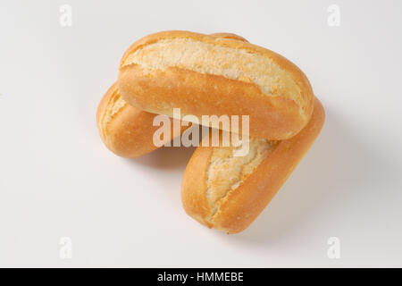 drei gebackene frisch Mini-Baguettes auf weißem Hintergrund Stockfoto