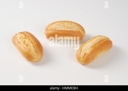 drei gebackene frisch Mini-Baguettes auf weißem Hintergrund Stockfoto