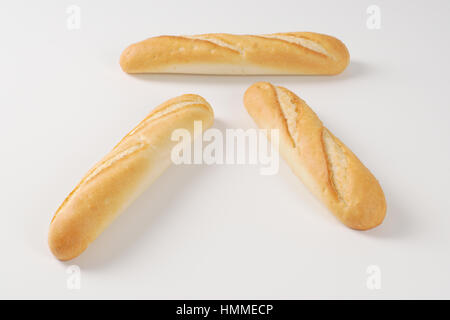 drei kleine französische Baguettes auf weißem Hintergrund Stockfoto