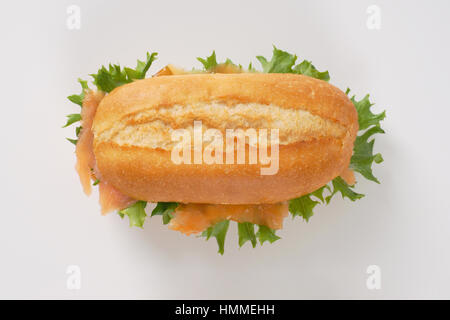 Sandwich mit geräuchertem Lachs auf weißem Hintergrund Stockfoto