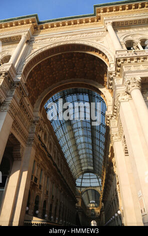 Eingang zur majestätischen Galerie widmet sich der König von Italien Vittorio Emanuele II in Mailand, Italien Stockfoto