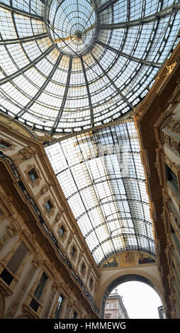 InsideArcade gewidmet d, Vittorio Emanuele II König von Italien mit einem Glasdach und Stahl- und künstlerische Dekorationen in Mailand Italien Stockfoto