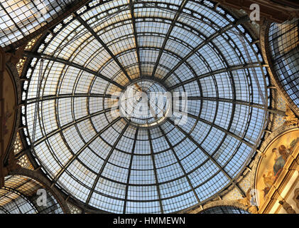 Im Inneren der fantastische Galerie gewidmet, Vittorio Emanuele II König von Italien mit einem Glasdach und Stahl- und künstlerische Dekorationen in Mailand Italien Stockfoto
