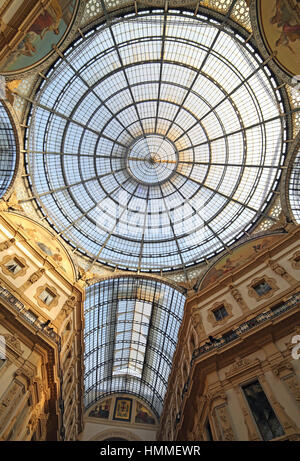InsideArcade gewidmet d, Vittorio Emanuele II König von Italien mit einem Glasdach und Stahl- und künstlerische Dekorationen in Mailand Italien Stockfoto