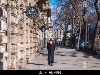 BUDAPEST, Ungarn - 22. Februar 2016: Ein Mann geht entlang der Andrassy Straße in Budapest Stockfoto