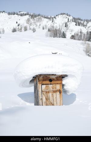 Traditionelle Holz WC im Schnee Stockfoto