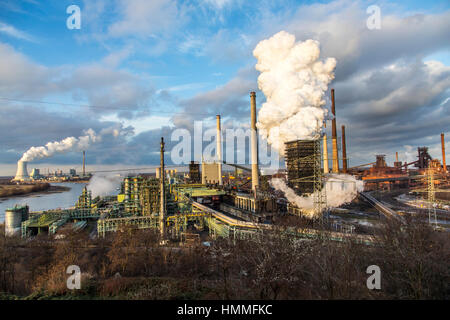 Stahlindustrie in Duisburg-Hamborn, Deutschland, Cooking Werk Schwelgern ThyssenKrupp Steel, richtige Hochöfen, hinten Kühlturm der Kohle befeuerten p