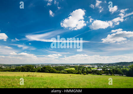 Panoramablick vom Berensberg bis in die nördlichen Teile von Aachen mit einer Wiese im Vordergrund, das Tivoli-Stadion in der Mitte und der A4-motor Stockfoto