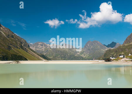 Die Silvretta-Stausee-Stausee im Sommer, Österreich mit tiefblauen Himmel Stockfoto