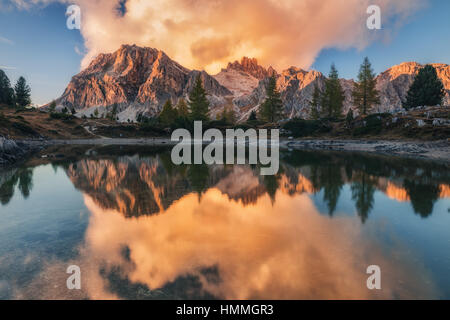 Atemberaubende Sonnenuntergang Landschaft auf Limides See (Lago di Limides) und die Tofana di Rozes Berge im Hintergrund mit Spiegelungen im Wasser. Bunte Herbstabend Stockfoto