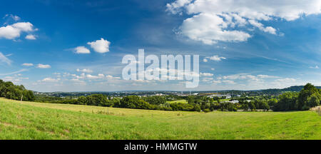 Panoramablick vom Berensberg bis in die nördlichen Teile von Aachen mit einer Wiese im Vordergrund, das Tivoli-Stadion in der Mitte und der A4 motorw Stockfoto