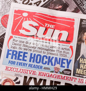 Die Zeitung The Sun mit Logo entworfen von Künstler David Hockney Stockfoto