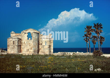 Ruinen der c10th Ayios Philon byzantinische Kirche, erbaut auf den Fundamenten eines früheren Klosters gegründet von Saint Philon, die Christentum zum Bereich eingeführt. Befindet sich in Dipkarpaz auf der Halbinsel Karpas, aka Karpas Karpuz oder Karpasia Halbinsel, Nord-Zypern Stockfoto