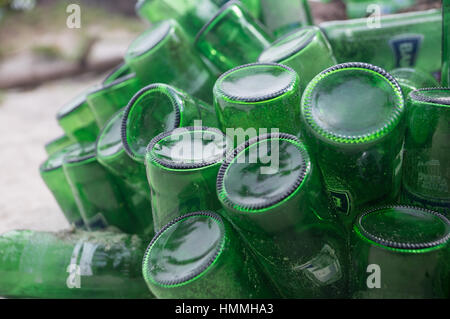 Haufen von leere grüne Bierflaschen Stockfoto