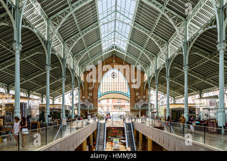 VALENCIA, Spanien - 27. Juli 2016: 1916 Mercado Colon ist eine alte Markt befindet sich in der Stadt Valencia jetzt saniert und ausgestattet mit Geschäften ein Stockfoto