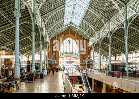 VALENCIA, Spanien - 27. Juli 2016: 1916 Mercado Colon ist eine alte Markt befindet sich in der Stadt Valencia jetzt saniert und ausgestattet mit Geschäften ein Stockfoto