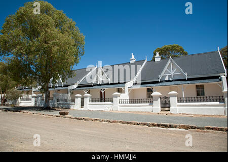 Matjiesfontein in der zentralen Karoo-Region der Western Cape in Südafrika. Terrassenförmig angelegten Bungalows in dieser historischen Stadt Stockfoto