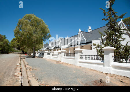 Matjiesfontein in der zentralen Karoo-Region der Western Cape in Südafrika. Terrassenförmig angelegten Bungalows in dieser historischen Stadt Stockfoto