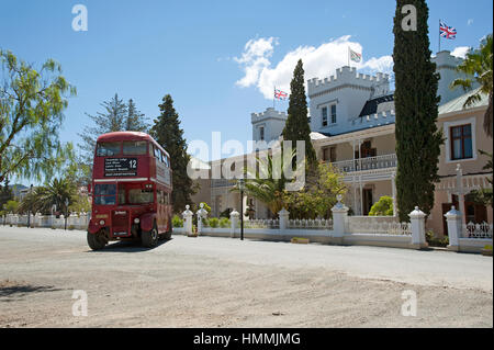 Matjiesfontein in der zentralen Karoo-Region der Western Cape in Südafrika. Ein Alter London-Bus ermöglicht kurze Fahrten auf Lord Milner als Hotelgast Stockfoto