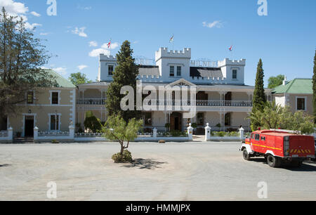 Matjiesfontein in der zentralen Karoo-Region der Western Cape in Südafrika. Feuerwehrauto warten vor dem Lord Milner Hotel in diesem viktorianischen settle Stockfoto