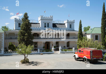 Matjiesfontein in der zentralen Karoo-Region der Western Cape in Südafrika. Feuerwehrauto warten vor dem Lord Milner Hotel in diesem viktorianischen settle Stockfoto