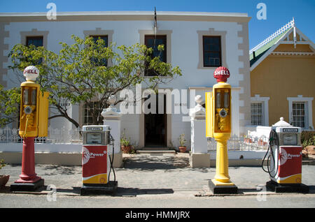 Matjiesfontein in der zentralen Karoo-Region der Western Cape in Südafrika. Alte Zapfsäulen an der Hauptstraße von diesem historischen Städtchen Stockfoto