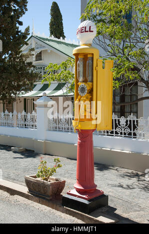 Matjiesfontein in der zentralen Karoo-Region der Western Cape in Südafrika. Alte Zapfsäulen an der Hauptstraße von diesem historischen Städtchen Stockfoto