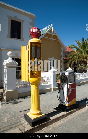 Matjiesfontein in der zentralen Karoo-Region der Western Cape in Südafrika. Alte Zapfsäulen an der Hauptstraße von diesem historischen Städtchen Stockfoto