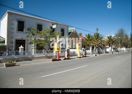 Matjiesfontein in der zentralen Karoo-Region der Western Cape in Südafrika. Alte Zapfsäulen an der Hauptstraße von diesem historischen Städtchen Stockfoto