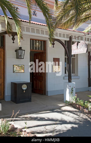 Matjiesfontein in der zentralen Karoo-Region der Western Cape in Südafrika. Die Standard Bank-Altbau mit Safe vor der Tür Stockfoto