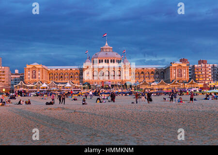 DEN Haag, Niederlande - AUG 16: Strand von Scheveningen und das Kurhaus-Hotel bei Sonnenuntergang am 16. August 2013 in den Haag, Niederlande Stockfoto