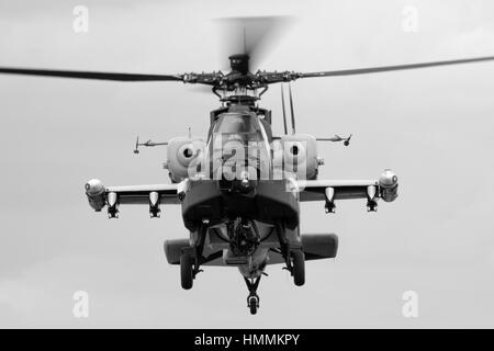 GILZE-RIJEN, Niederlande-20. Juni 2014: Niederländische Luftwaffe AH-64 Apache über den Boden während der Royal Air Force Niederlande. Stockfoto