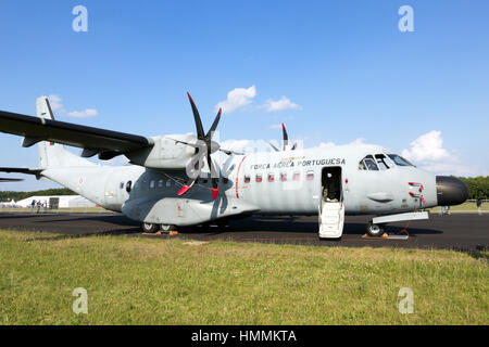 GILZE-RIJEN, Niederlande-21. Juni 2014: Portugiesische Luftwaffe Casa C-295 Transportflugzeug auf dem Display an die königliche niederländische Luftwaffe Tage. Stockfoto