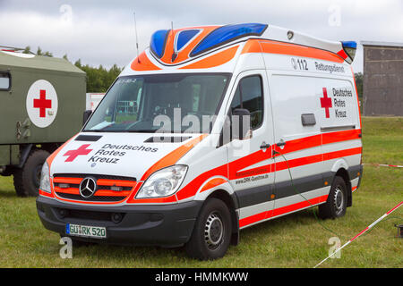 LAAGE, Deutschland - 23. August 2014: A Deutsche Rote Kreuz Krankenwagen auf dem Laage Airbase Open House. Stockfoto