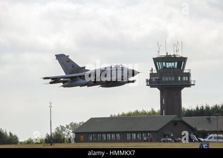 LAAGE, Deutschland - 23. August 2014: A deutsche Luftwaffe Panavia Tornado IDS von AG-51 zieht während des Laage Airbase Open House. AG-51 ist eine taktische re Stockfoto