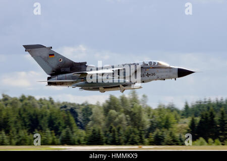 LAAGE, Deutschland – 23. August 2014: A deutsche Luftwaffe Panavia Tornado IDS von AG-51 zieht während des Laage Airbase Open House. AG-51 ist eine taktische re Stockfoto