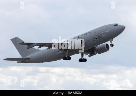 LAAGE, Deutschland - 23.August: Deutsche Luftwaffe Airbus A310-300 MRTT Tanker Flugzeug ausziehen während der deutschen Luftwaffe Tag der offenen Tür Tactical Air Force gewinnen Stockfoto