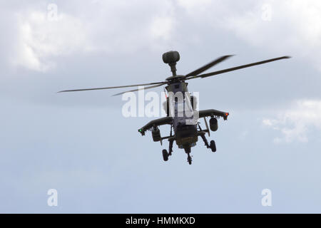 LAAGE, Deutschland - 23. August 2014: Eurocopter EC665 Tiger-Kampfhubschrauber fliegen während einer Anzeige auf dem Laage Airbase Open House. Stockfoto