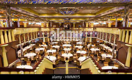 AMSTERDAM - SEP 2: Restaurant auf der Costa Fortuna Kreuzfahrt am Sep 2, 2014 in Amsterdam, Niederlande. Das Schiff gehört zu einer Flotte von 17 Schiffen, die im Besitz Stockfoto