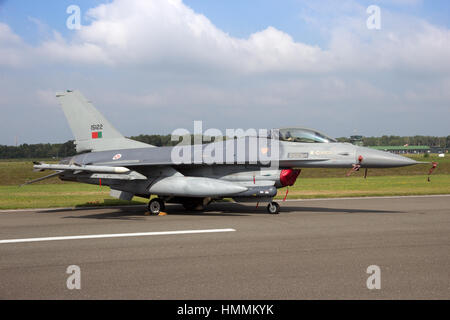 KLEINE BROGEL, Belgien - SEP 13, 2014: Portugiesische Luftwaffe f-16 Kampfjet auf dem Rollfeld des Flugplatzes Kleine Brogel. Stockfoto