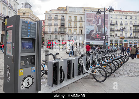 MADRID, Spanien - 10. Oktober 2014: Fahrräder auf dem Bürgersteig geparkt Zugehörigkeit zu Madrid öffentliche System (BiciMad) Stockfoto