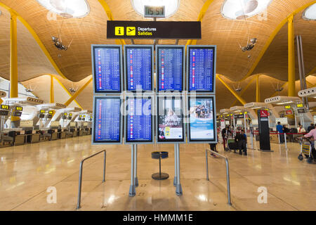 MADRID - Okt 11: Abflüge Informationstafeln am Flughafen Madrid-Barajas am 11. Oktober 2014 in Madrid, Spanien.  Der Flughafen ist, dass große Spaniens Stockfoto